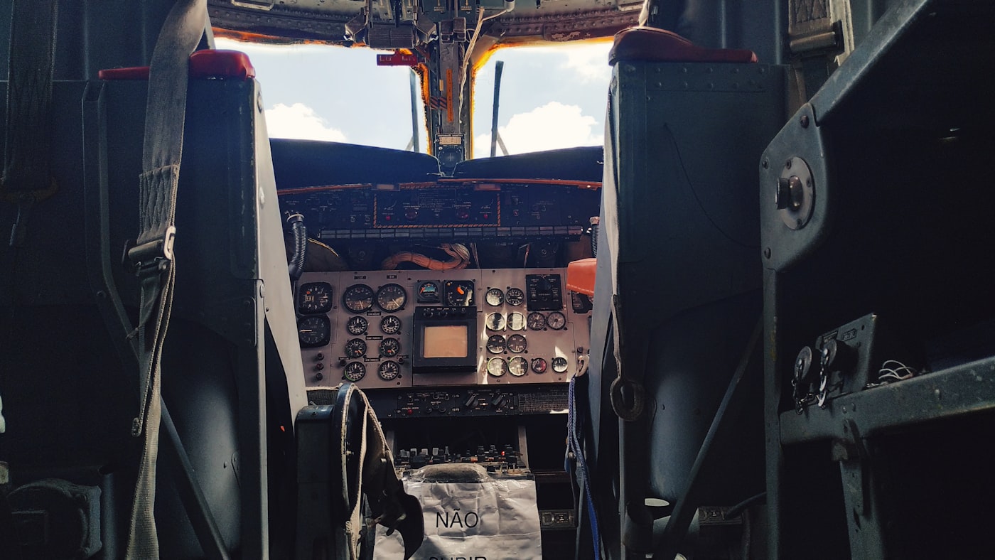 Aircraft cockpit flight deck and controls